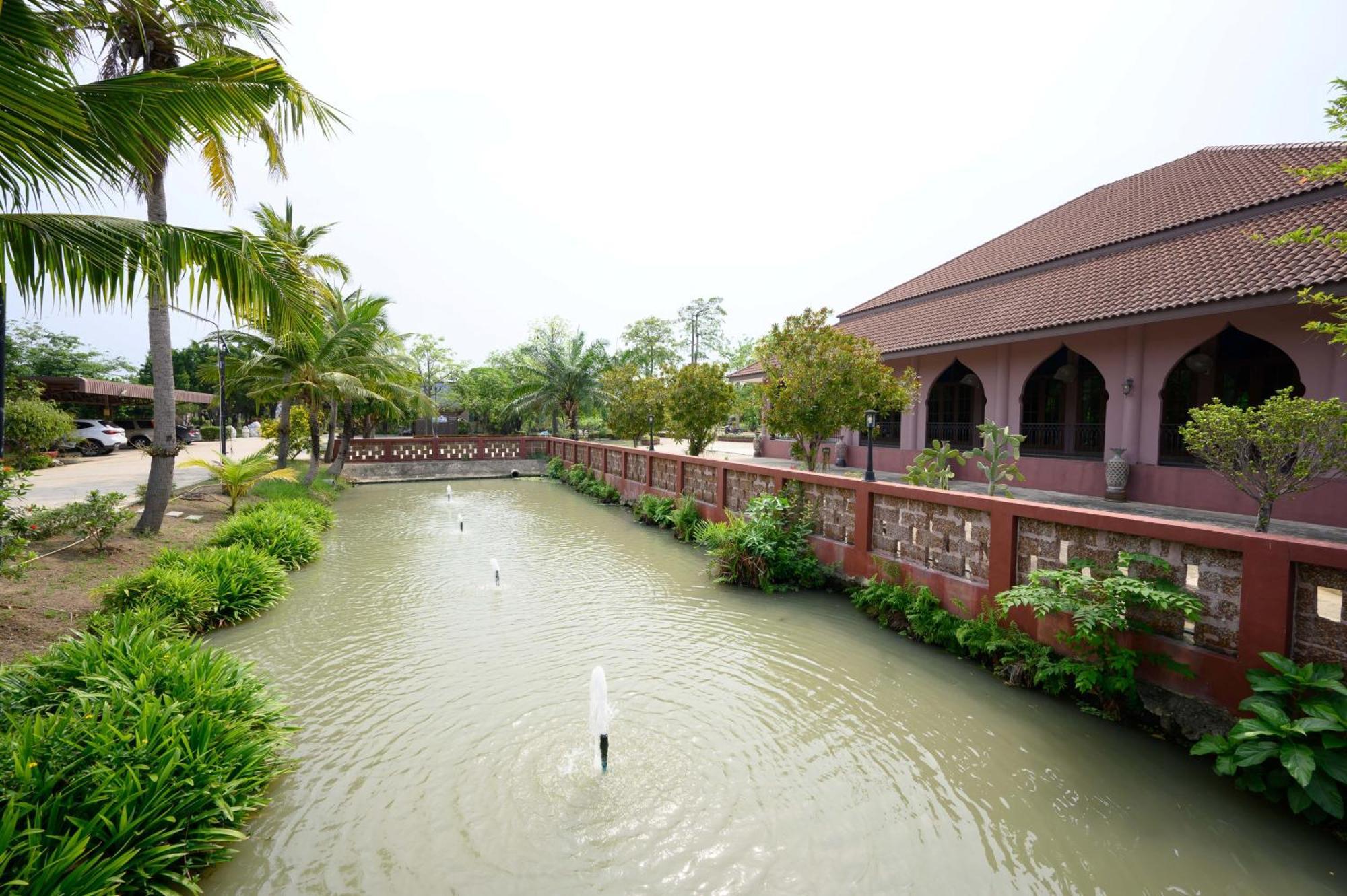 Busaya Resort & Cuisine Nakhon Pathom Esterno foto