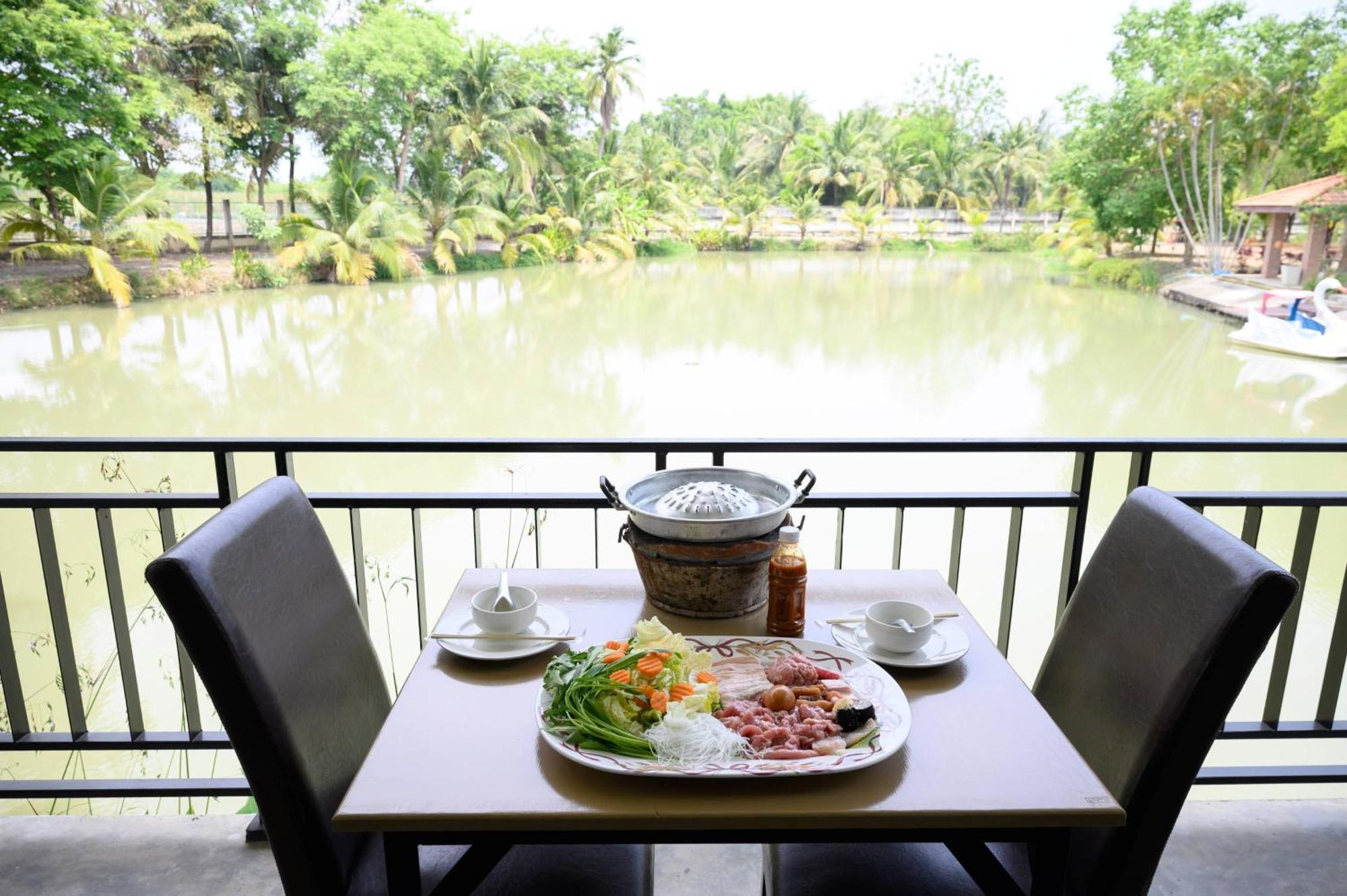 Busaya Resort & Cuisine Nakhon Pathom Esterno foto